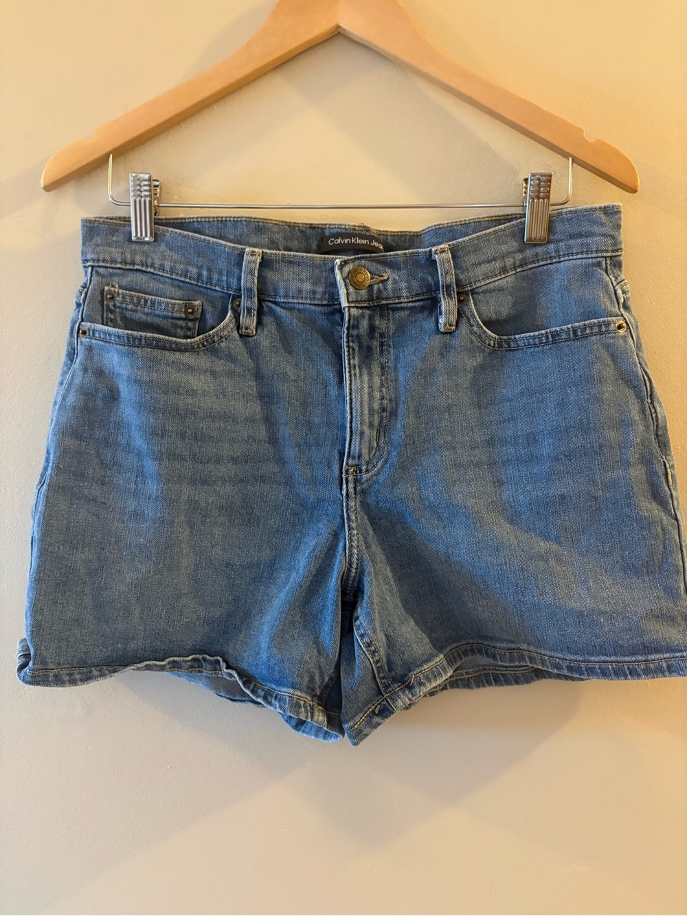 Calvin Klein Jeans Omega Pocket Medium Wash Denim Shorts Size 10.